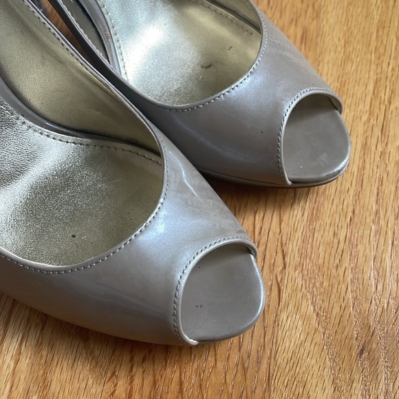 Guess by Marciano Women Sz 5 Pearl Gold Metallic Peep Open Toe Platform 4" Heel - Picture 5 of 10